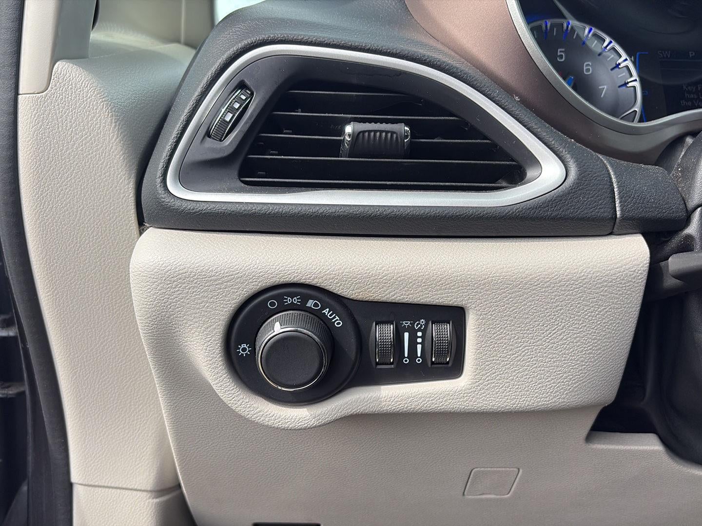 2023 Chrysler Voyager LX