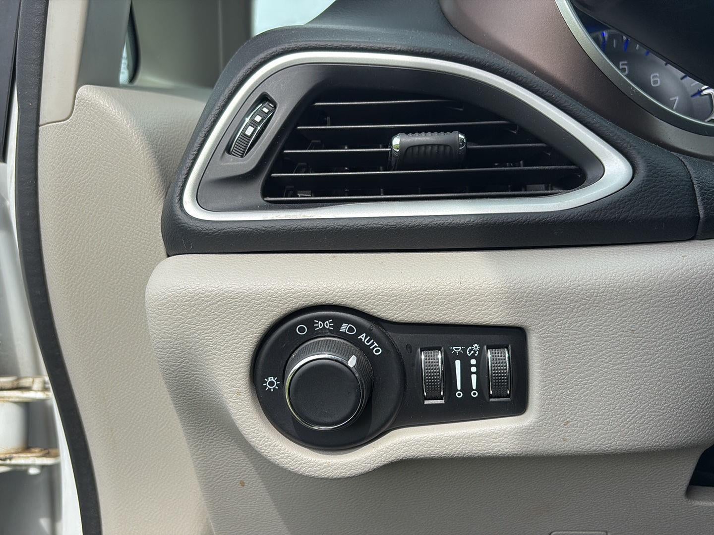 2023 Chrysler Voyager LX