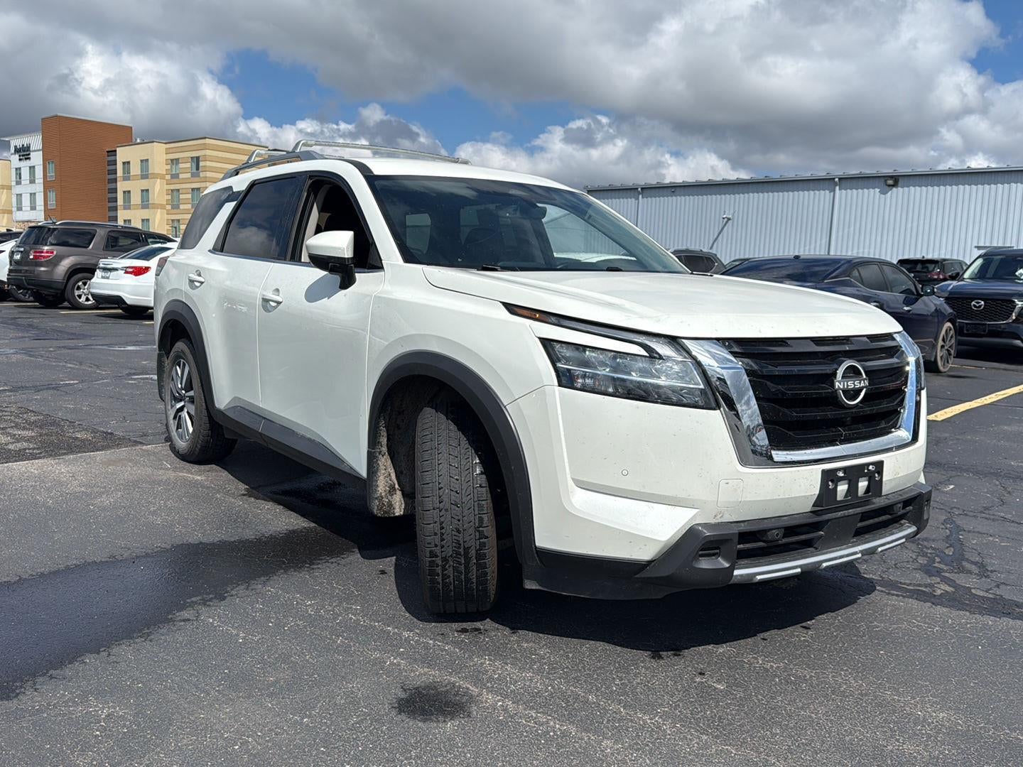 2024 Nissan Pathfinder SL
