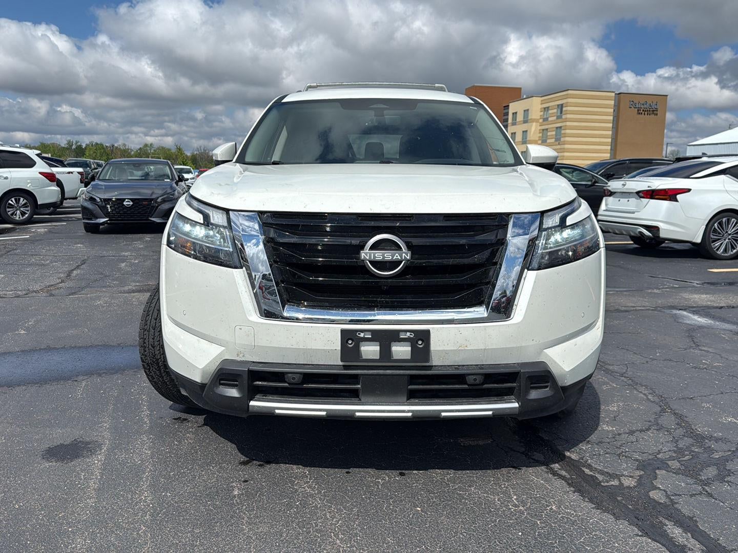 2024 Nissan Pathfinder SL